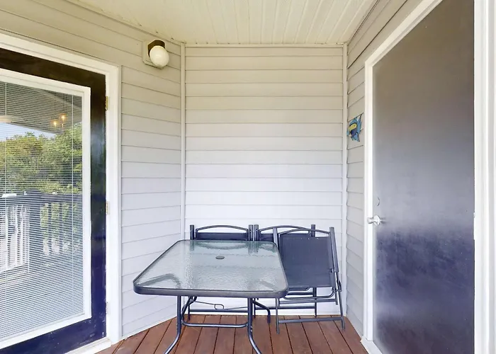 Wonderful Family Retreat Near The Coast With Free Wifi & Shared Pool Hot Tub Holiday home