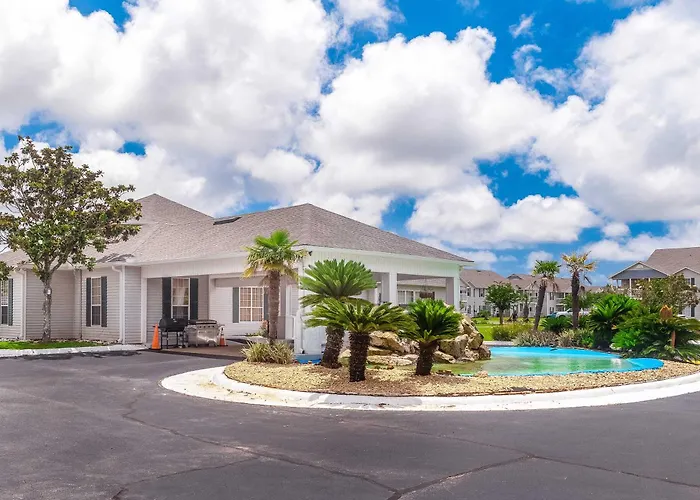 Wonderful Family Retreat Near The Coast With Free Wifi & Shared Pool Hot Tub